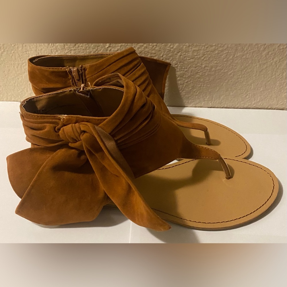 Cute bow leather sandals size 8